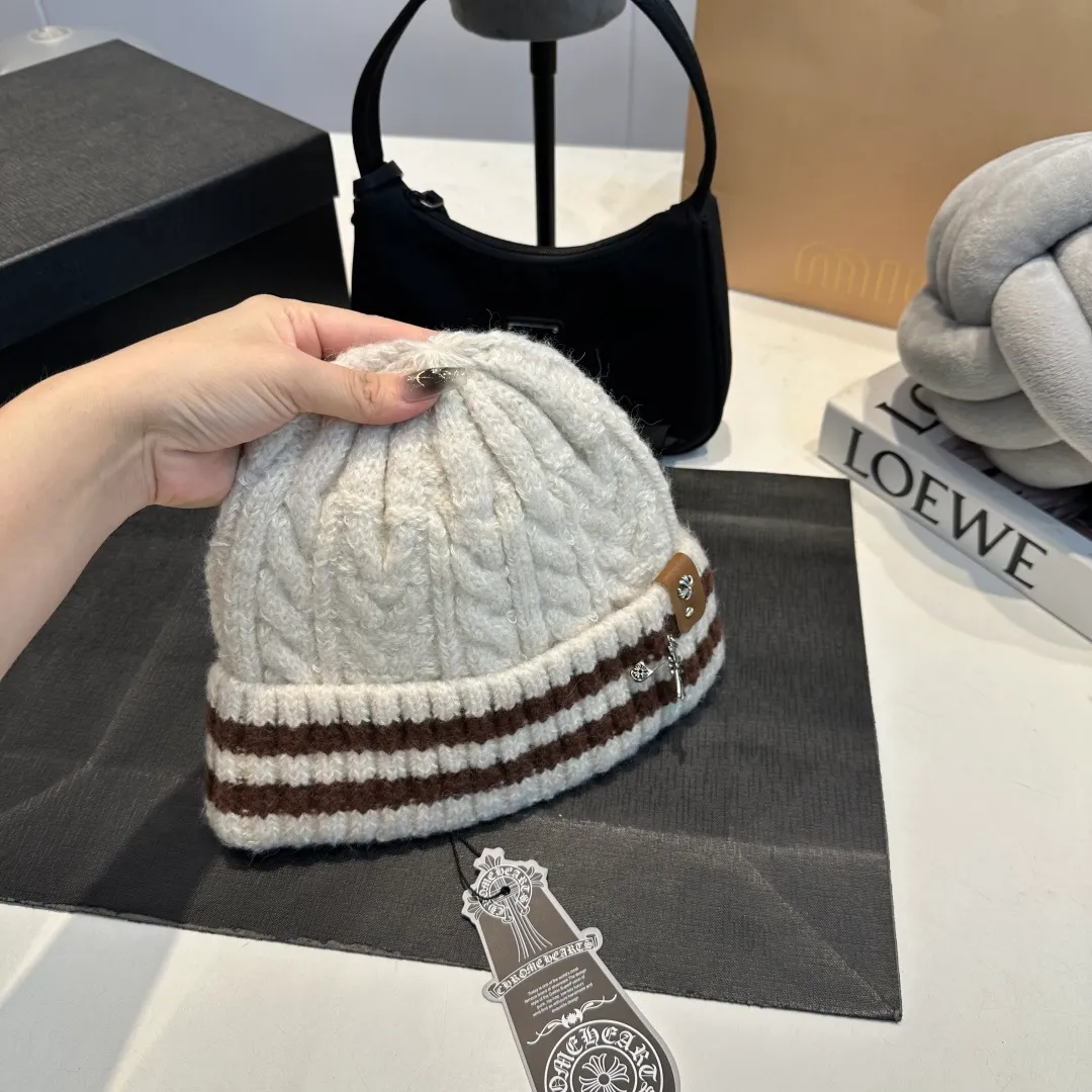 P56 Crow Heart Autumn and Winter Wool Knitted Beanie This must be a favorite of minimalism. It is clean, neat, fashionable and versatile, and will definitely not be picky about your face shape! A fashionable classic that lasts forever! Fashionable black and white can be purchased together!